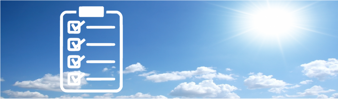 Ein blauer Himmel mit Wolken und Sonne mit einer Checkliste, die die Kriterien und die Bedeutung des Klimas für die Solar-Inselanlage symbolisiert