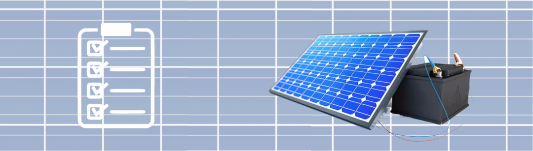 EIn Stromspeicher mit PV-Inselanlage als Hintergrund mit einer Checkliste, die die Kriterien des Stromspeichers symbolisiert