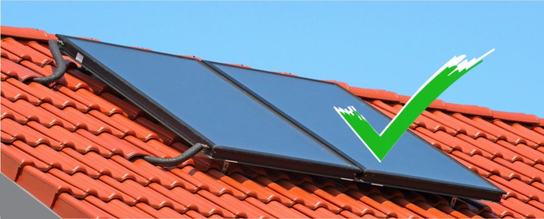 Eine Solarheizung auf einem roten Dach mit grünem Haken, der die Vorteile der Solarheizung symbolisert