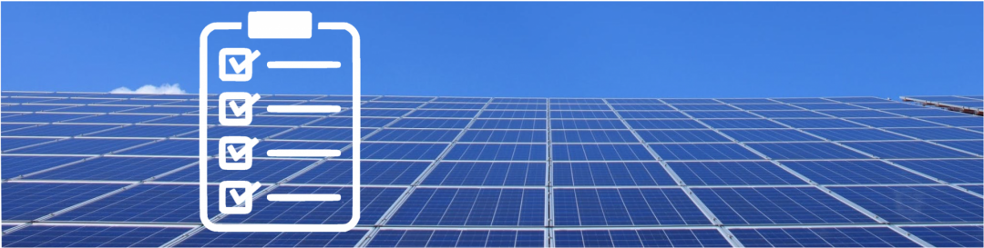 EIne Solar-Inselanlage auf einem Dach mit einer Checkliste, die die Kriterien der PV-Anlage symbolisiert
