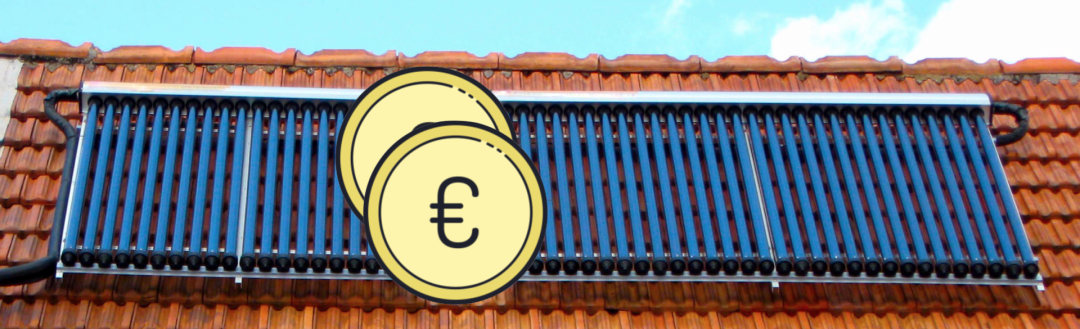 Die Kosten von Solarplatten der Solarthermie anhand von grauen Röhrenkollektoren auf einem roten Dach und zwei Euro zeichen dargestellt