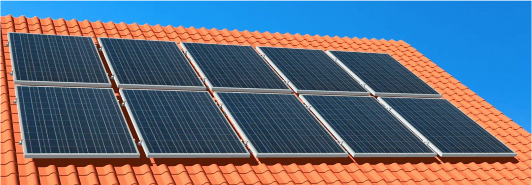 Solarplatten auf einem roten Dach