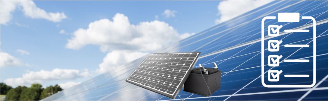 ein grauer Solarstromspeicher vor einer Solaranlage, blauer Himmel und Wolken im Hintergrund