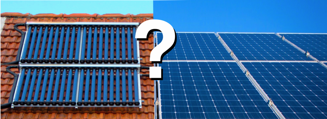 Zwei verschiedene Typen von Solarplatten auf einem Dach - Solarthermiekollektoren und Solarmodule einer PV-Anlage mit weißem Fragezeigen in der Mitte