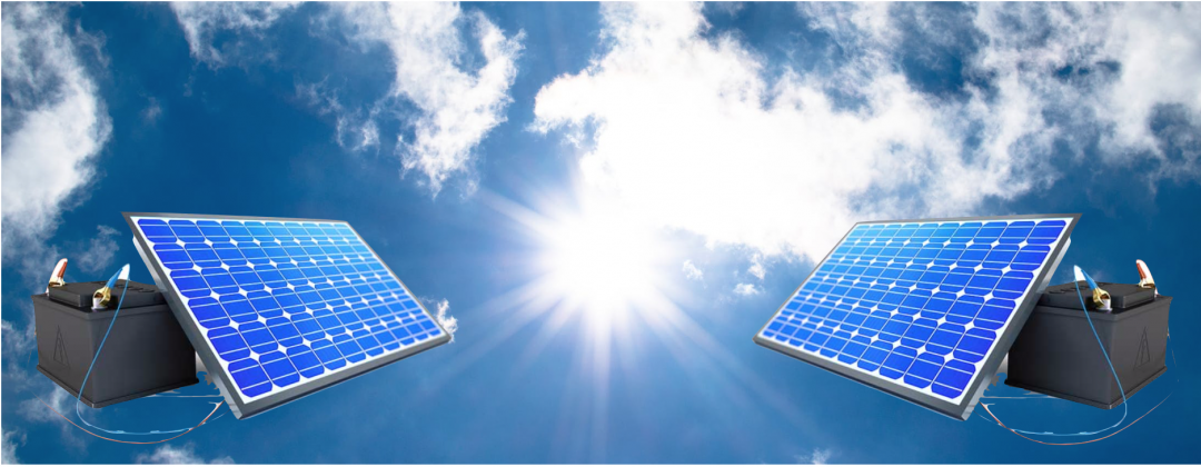 zwei Solarstromspeicher vor einem blauen Himmel mit Wolken und Sonne