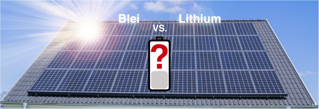 ein Solarstromspeicher in Form einer Batterie dargestellt, Photovoltaikanlage im Hintergrund, die Wörter Blei und Lithium darüber