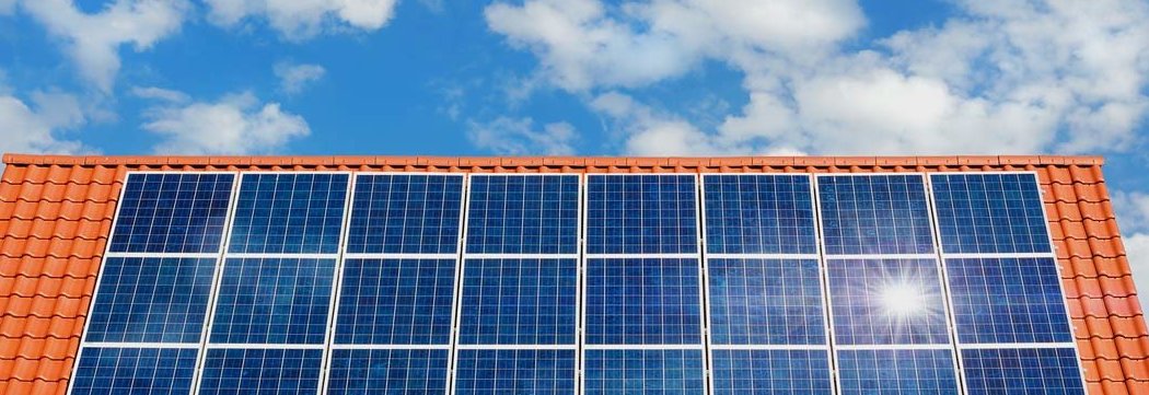 Viele Solarzellen auf einem Dach bilden eine Solaranlage
