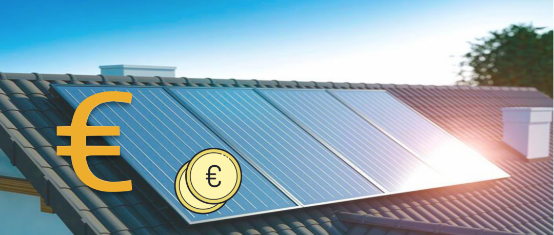 Die Kosten der Solarthermie durch ein Euro Zeichen und zwei Münzen dargestellt, die vor einer Solarthermie Anlage auf einem Dach sind.
