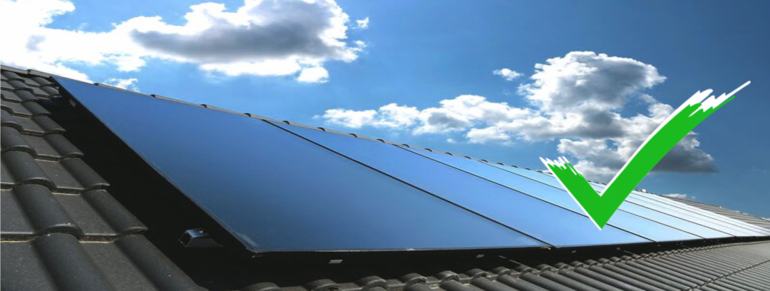 Eine blaue Solarthermie Anlage auf einem schwarzen Dach mit blauem Himmel und Wolken im Hintergrund. Ein grüner Haken symbolisiert die Vorteile.