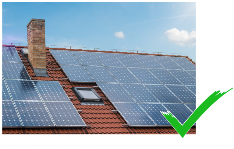 Solarstrom, der auf einem Dach durch eine Photovoltaikanlage produziert wird