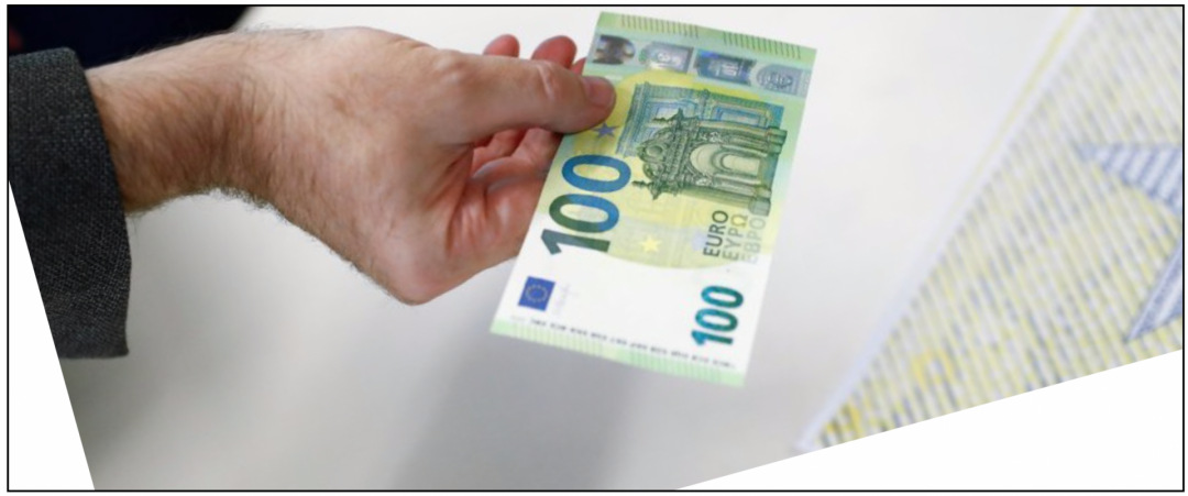 Stromzähler kaufen: Eine ausgestreckte Hand mit einem 100-Euro Schein