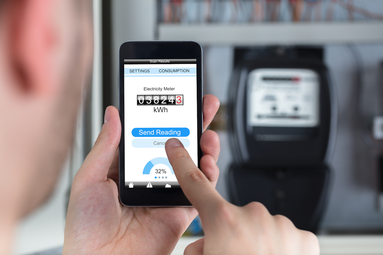 Mann hat einen Stromzähler gekauft und bedient ihn mit einer App.