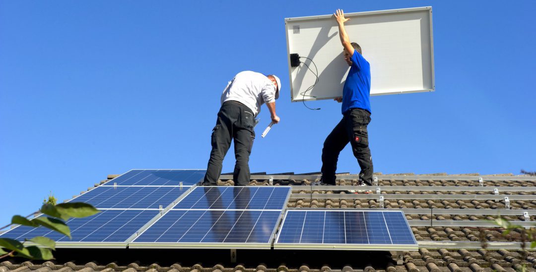 Familie mit Solaranlage auf dem Dach