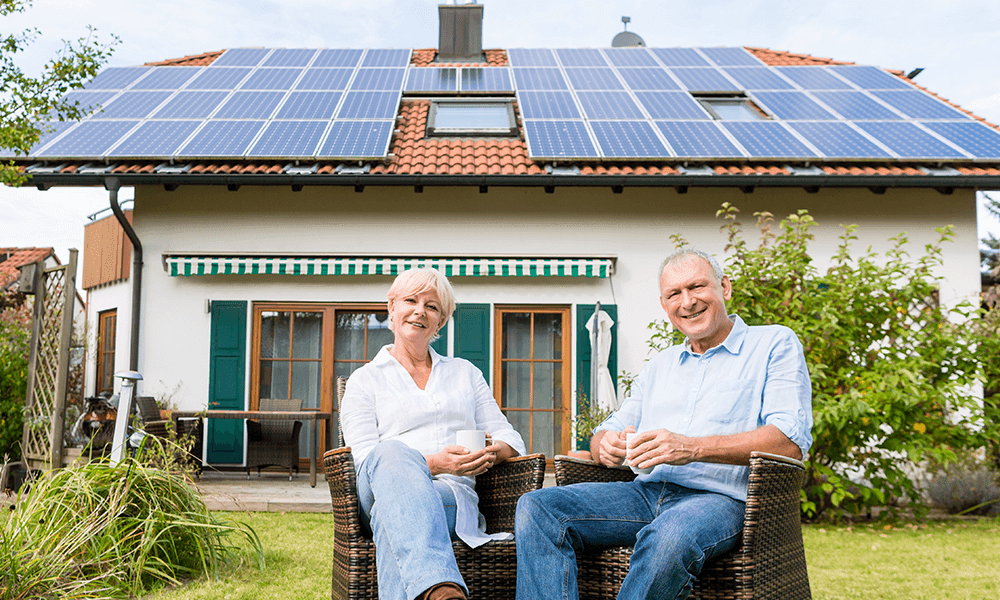 Familie mit Solaranlage auf dem Dach