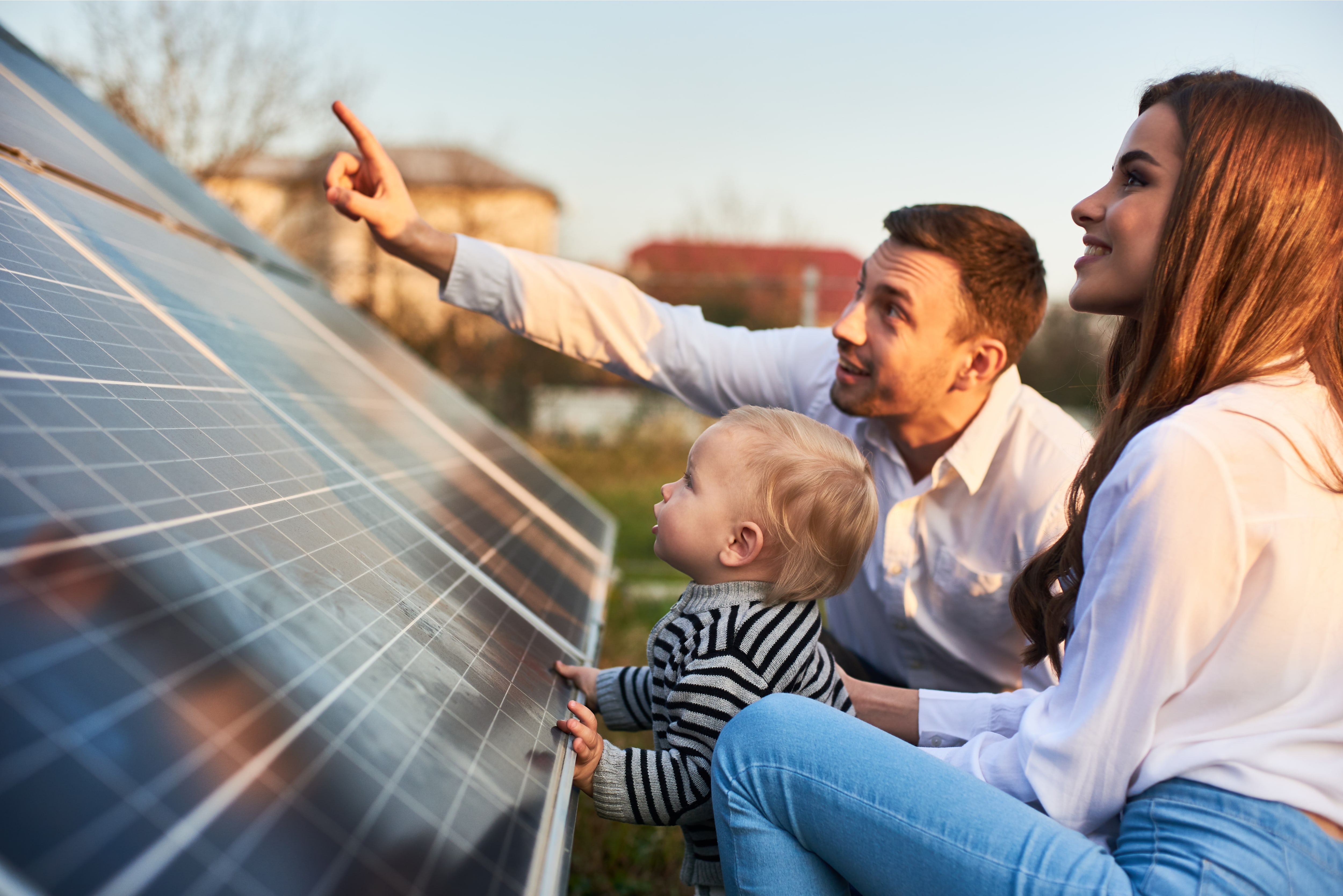 Familie Proggert zeigen Baby Felix die Solaranlage