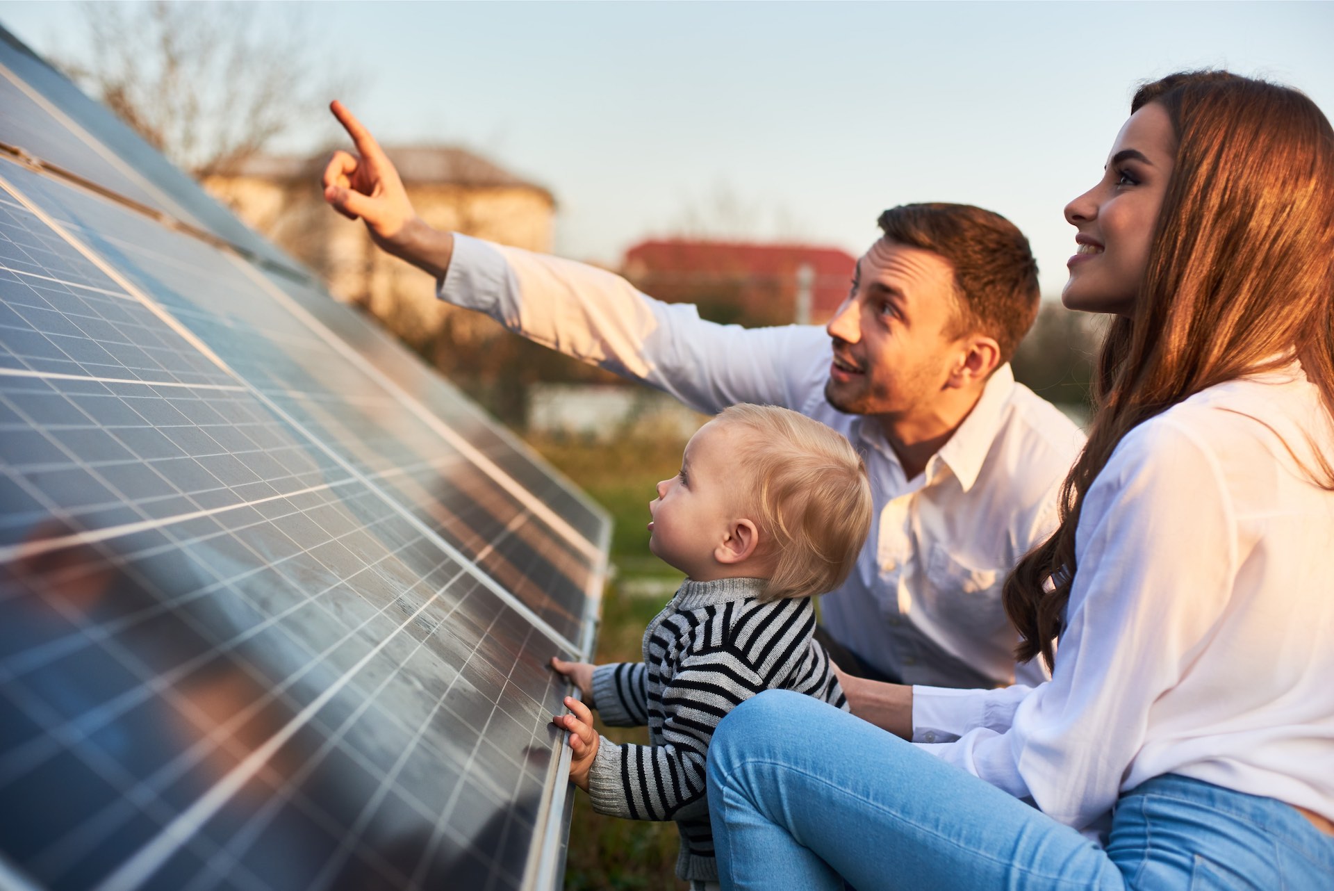 Eltern zeigen Ihrem Baby ihre Solaranlage