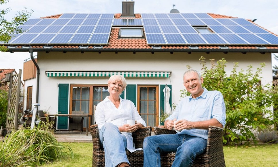 Familie mit Solaranlage auf dem Dach
