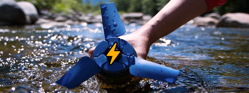 Ein Rotor im Wasser, der Strom erzeugt und von einer Hand gehalten wird