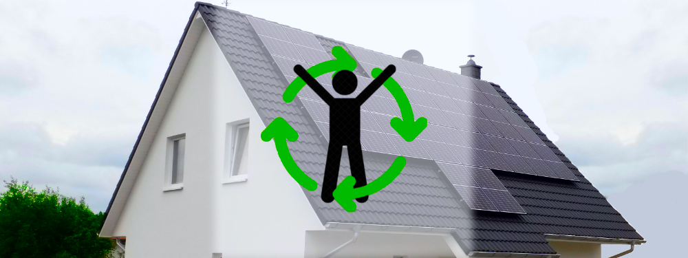 Eine Solar-Inselanlage auf einem grauen Hausdach mit Symbol der Unabhängigkeit im Vordergrund