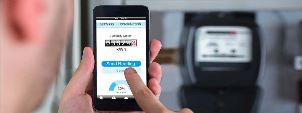 Mann hat einen Stromzähler gekauft und bedient ihn mit einer App.
