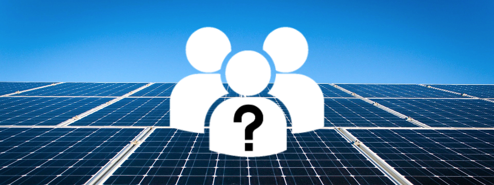 Drei Mensch-Icons mit Fragezeichen mit Solaranlage im Hintergrund