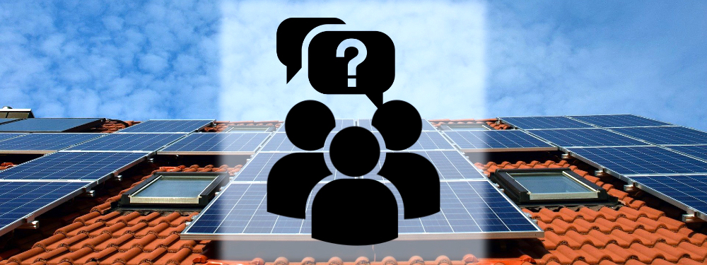 Icons von drei Menschen mit Sprechblase und Fragezeichen über dem Kopf mit Solaranlage im Hintergrund