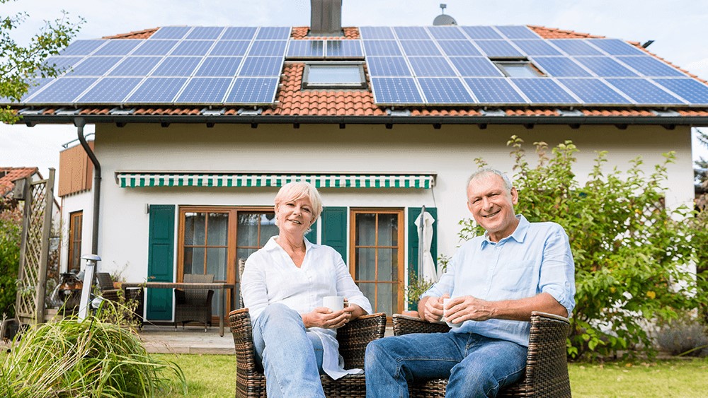 Familie mit Solaranlage auf dem Dach