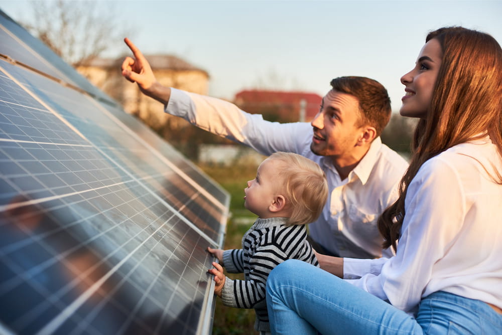 Familie Proggert zeigen Baby Felix die Solaranlage
