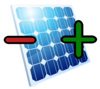Ein blaues Photovoltaikmodul mit Plus und Minus Symbolen