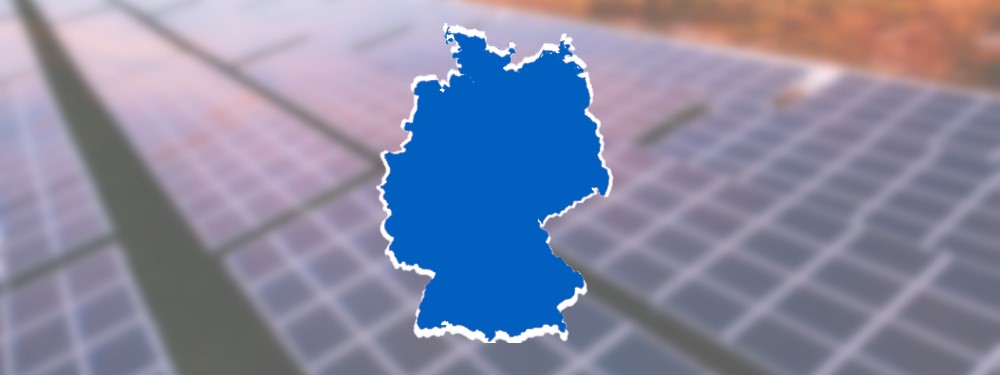 Photovoltaikmodule mit Deutschlandkarte, die die bundesweite Förderung darstellen