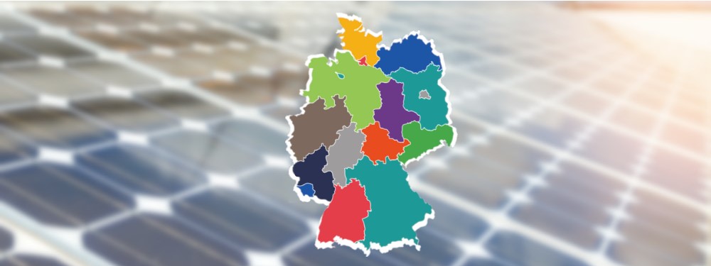 Solarmodule auf einem Dach mit den Bundesländern Deutschlands im Vordergrund