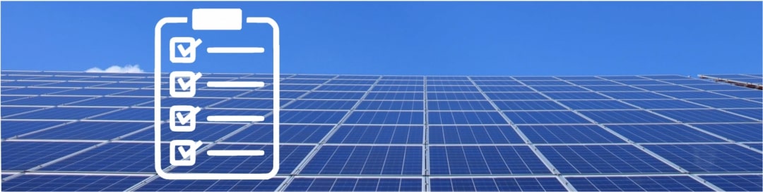 EIne Solar-Inselanlage auf einem Dach mit einer Checkliste, die die Kriterien der PV-Anlage symbolisiert