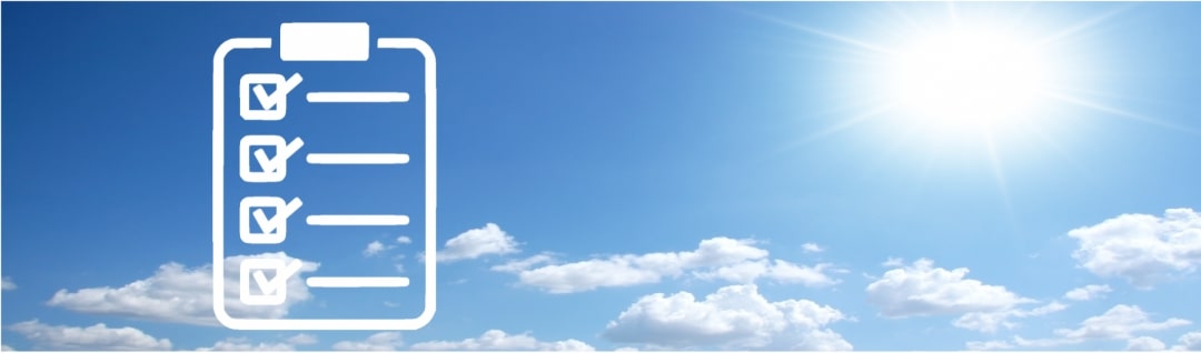 Ein blauer Himmel mit Wolken und Sonne mit einer Checkliste, die die Kriterien und die Bedeutung des Klimas für die Solar-Inselanlage symbolisiert