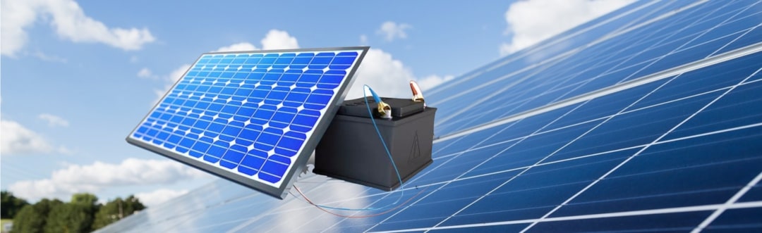 Photovoltaik Komplettanlage mit Speicher symbolisiert durch eine Solarbatterie mit PV-Anlage im Hintergrund