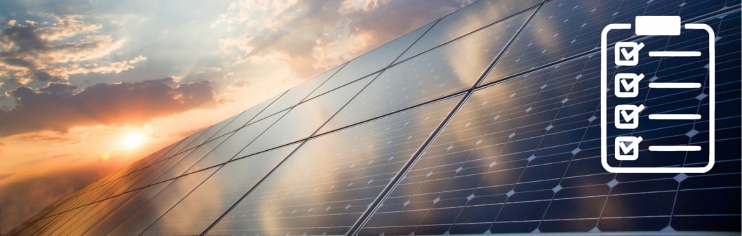Eine Solaranlage mit Checkliste, die die Kriterien der Miete einer Solaranlage in Hamburg symbolisiert.