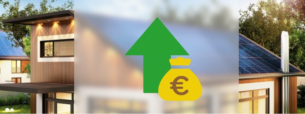 Ein Haus mit PV-Anlage mit einem grünen Pfeil und Geld Symbol, die den Ertrag darstellen