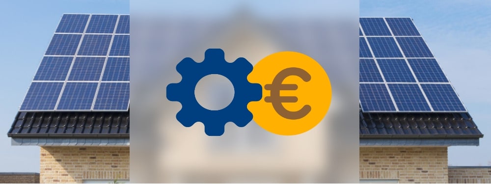 Eine PV-Anlage auf einem Hausdach, im Vordergrund ein Zahlrad und ein Euro Symbol
