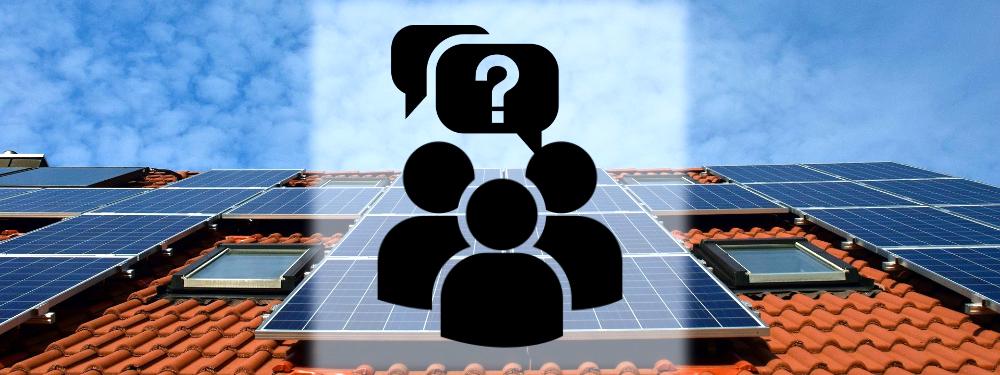 Drei Personen Icons mit Fragezeichen vor einer Photovoltaikanlage, die FAQ symbolisieren