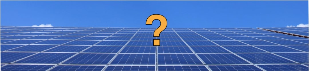 Solaranlage kaufen - gelbes Fragezeichen auf einer blauen Solaranlage