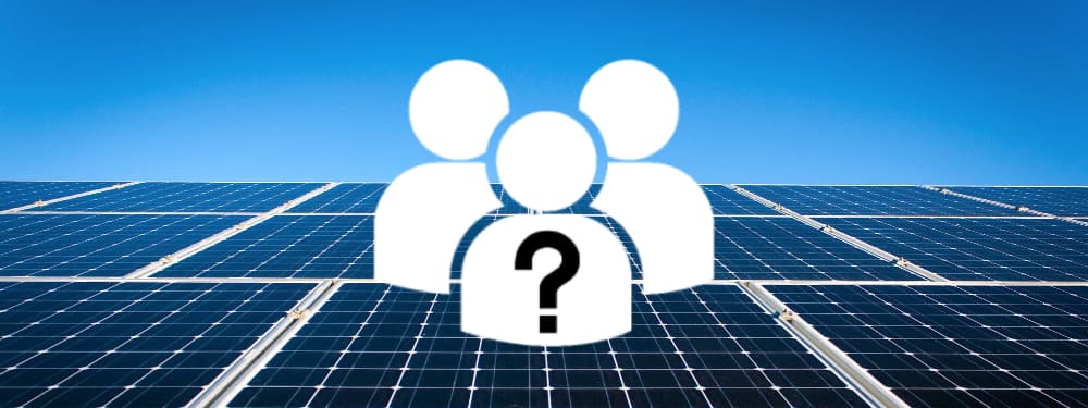 Drei Mensch-Icons mit Fragezeichen mit Solaranlage im Hintergrund
