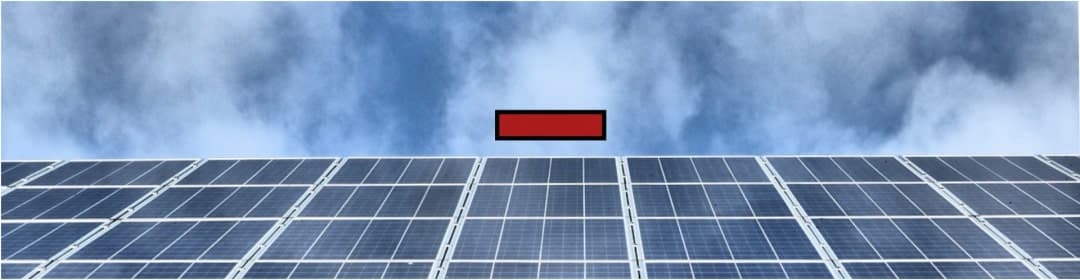 Nachteile Solaranlage kaufen - rotes Plus auf grauer Solaranlage