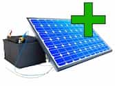 Ein Stromspeicher neben Solarpanel und grünem Plus Symbol