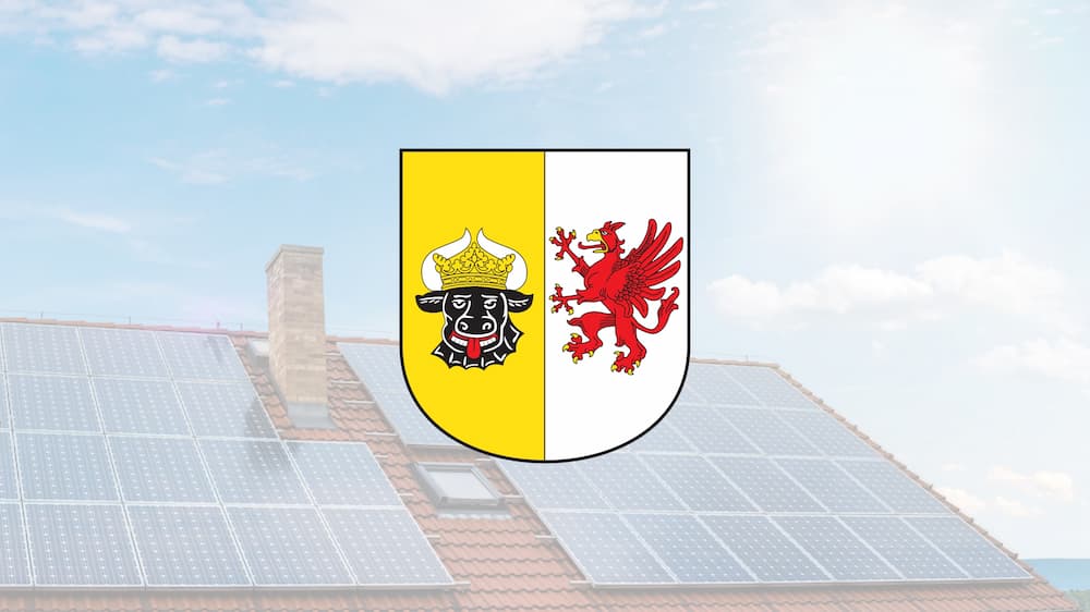 Wappen von Mecklenburg-Vorpommern mit Solarhaus im Hintergrund