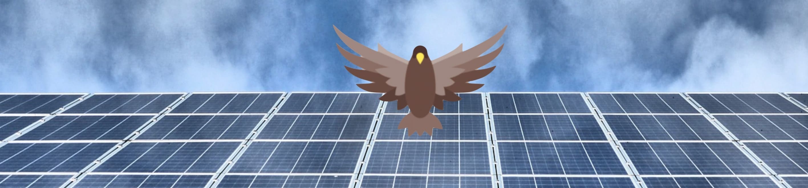 Eine Solar-Inselanlage oder PV-Inselanlage auf einem Dach mit Himmel im Hintergrund