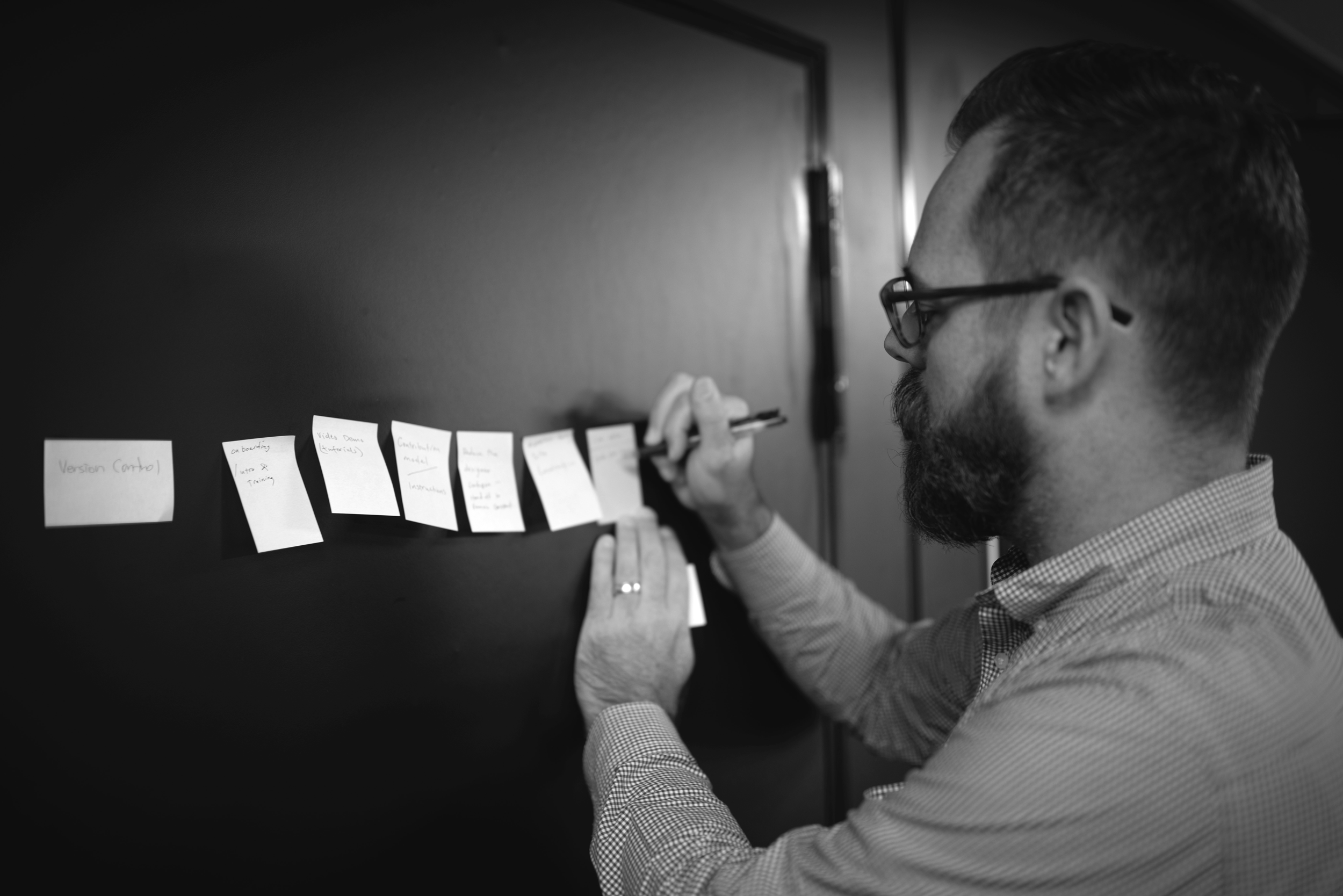 kevin smith brainstorming on post its