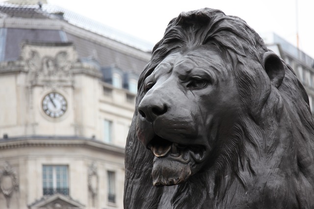trafalgar square has lots of statues of lions