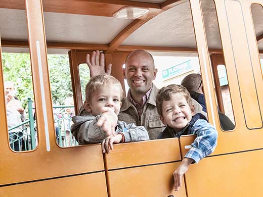 Dad and boys take the Thomas train to the other side of Drayton Manor