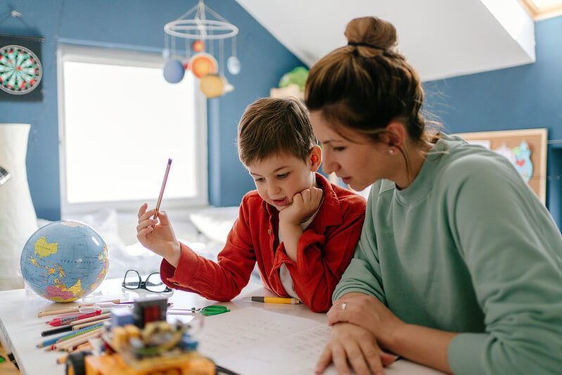 Mum teaching son about what is a split diagraph