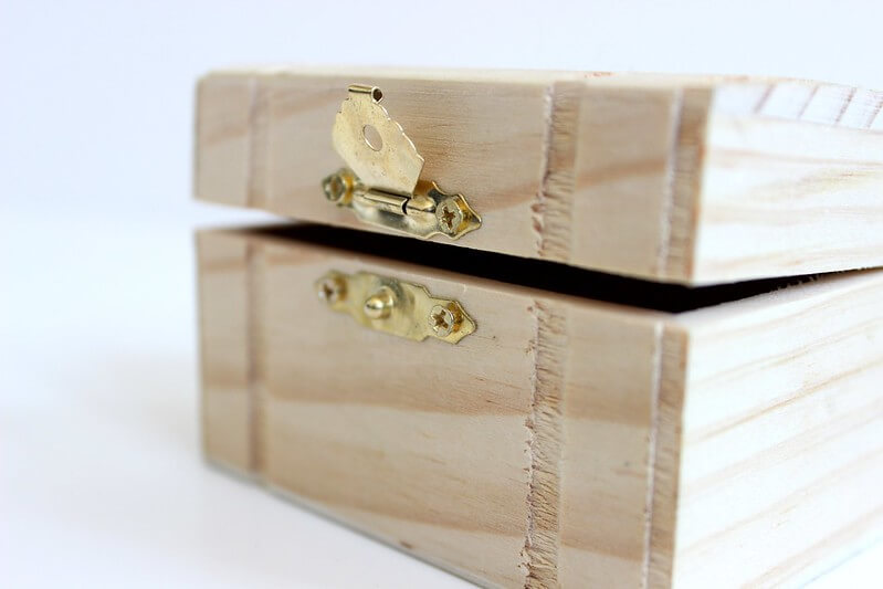 Box to store children's art