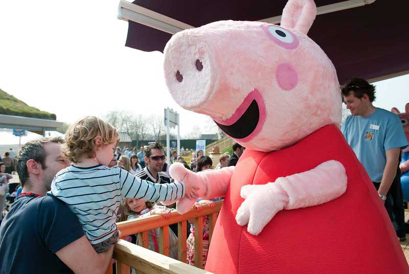 child meeting peppa pig